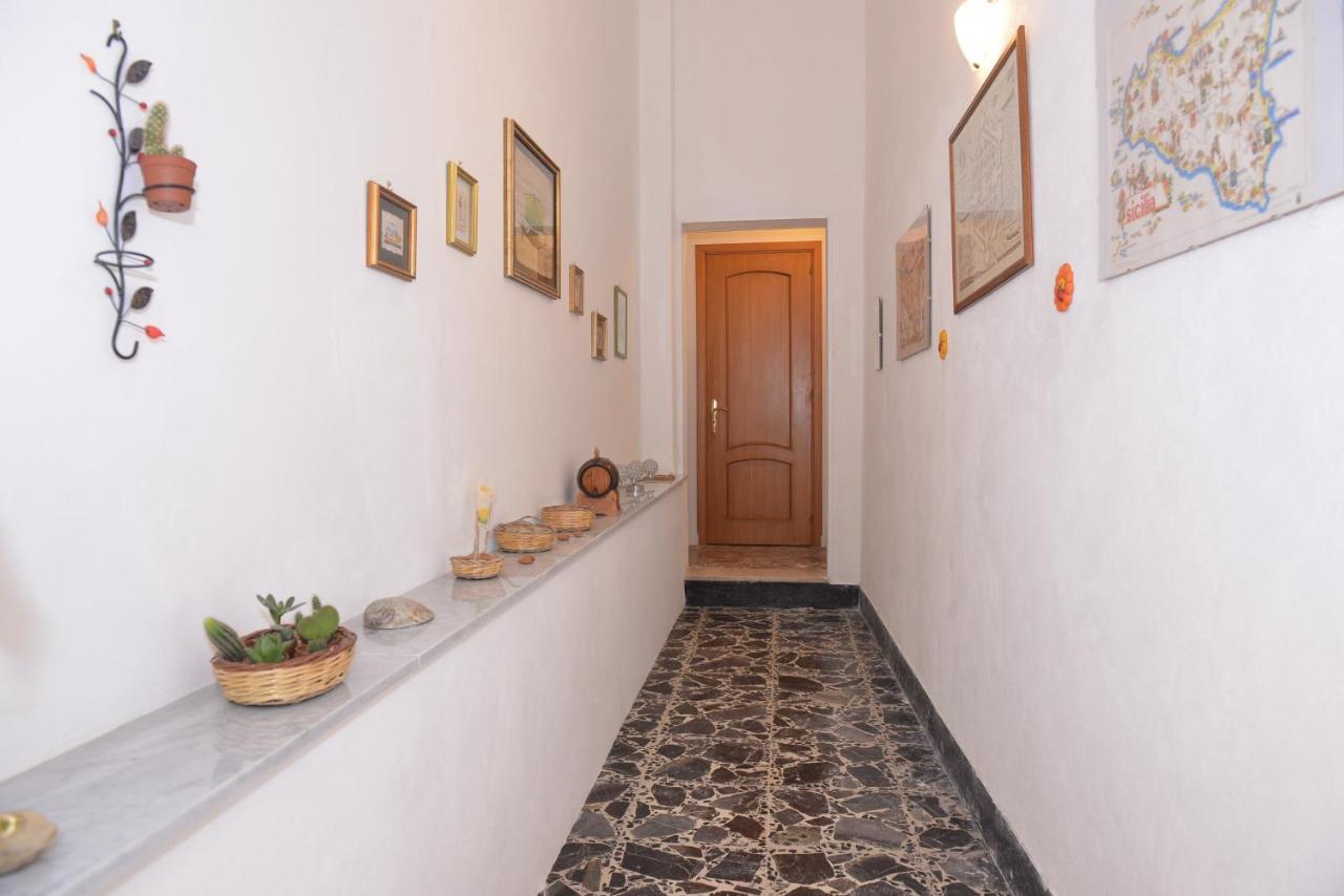Ferienwohnung La Finestra Sul Cortile Da Alberto Avola Exterior foto